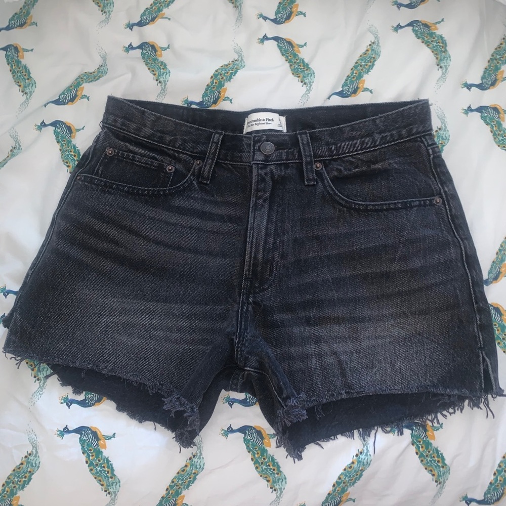 A&F Mid Rise Boyfriend Short